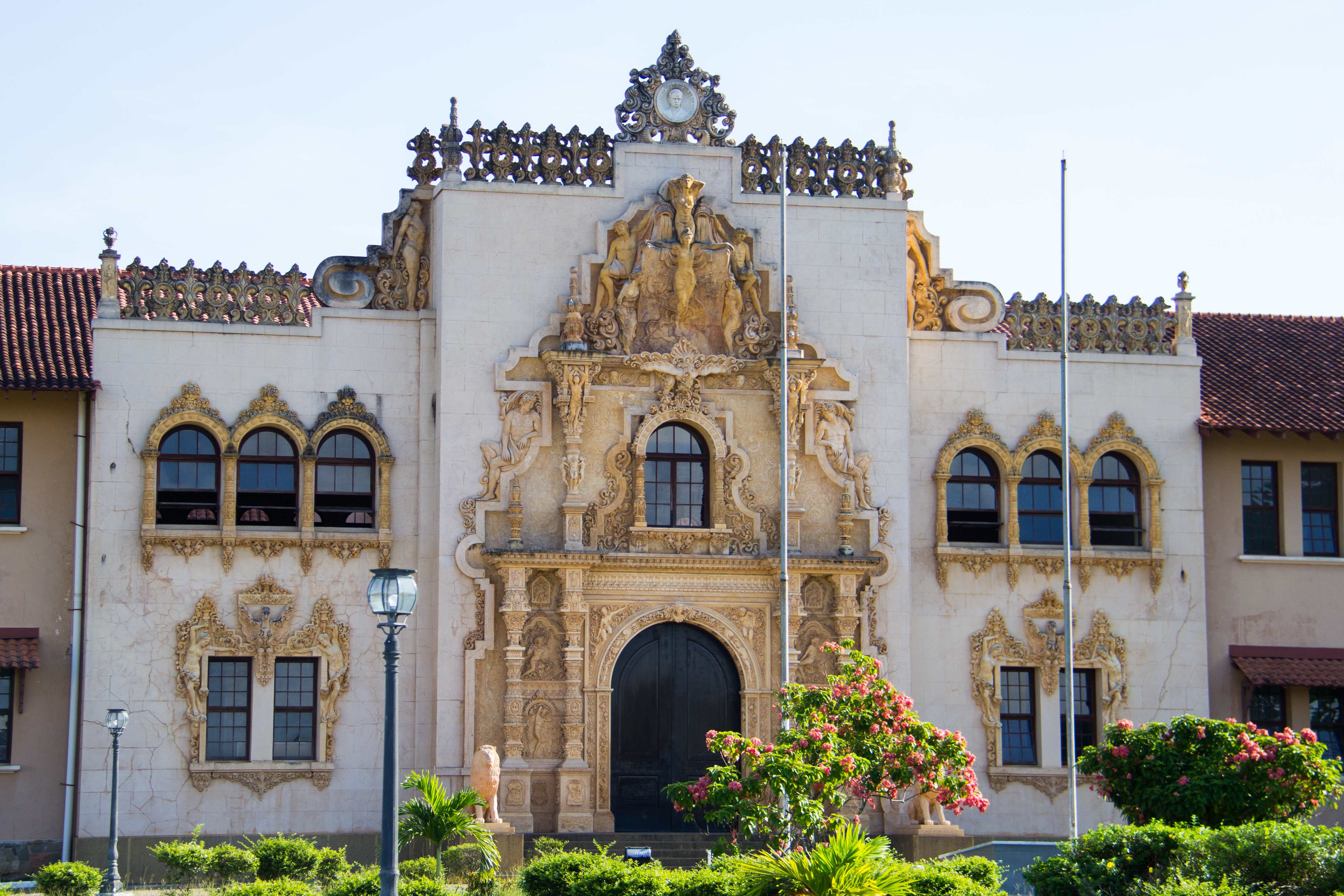 Escuela Normal, referencia de ubicación de la sucursal Santiago